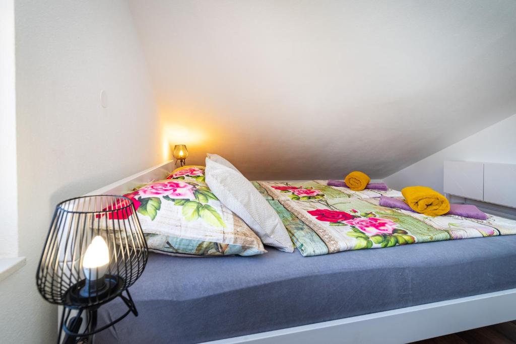 Łóżko lub łóżka w pokoju w obiekcie Apartments Junior