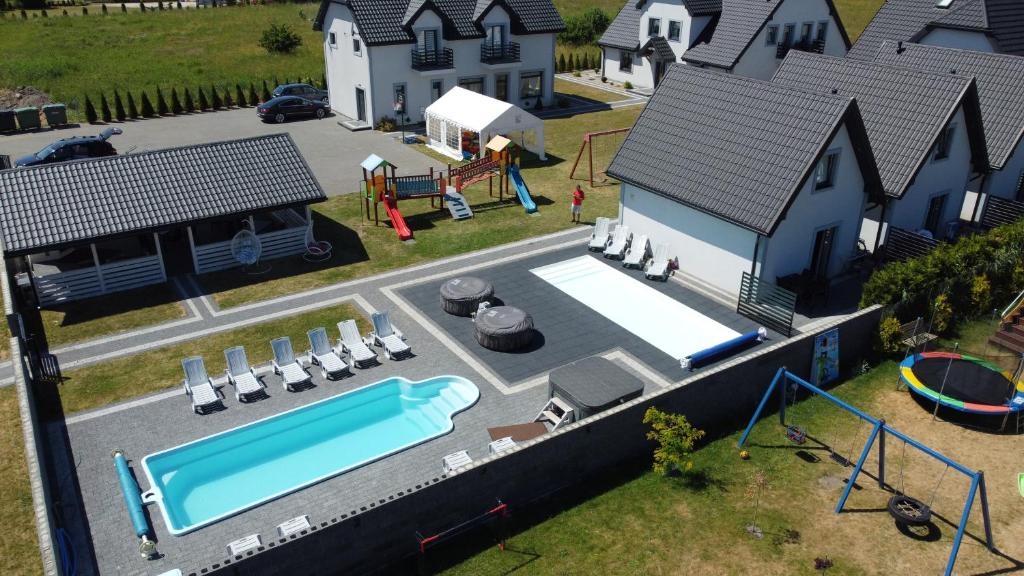 ウェバにあるApartamenty Maja -Pokoje - Domy wakacyjne -Basen Podgrzewany -Jacuzzi - Saunaのプールと遊び場付きの家の模型