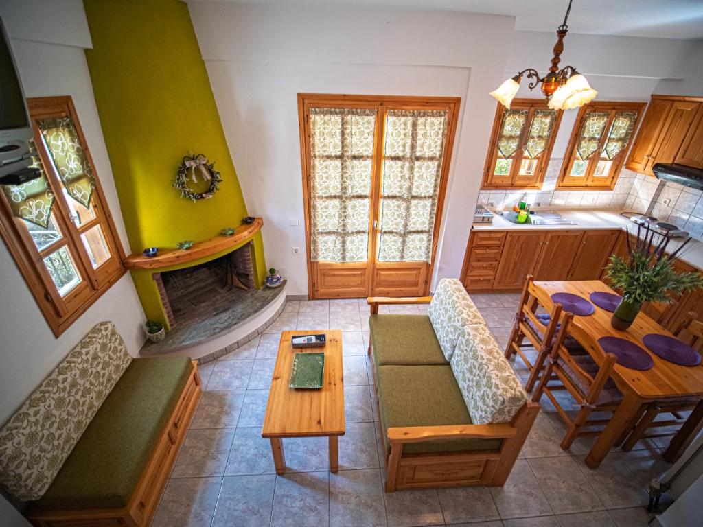 Posezení v ubytování Olive House in Damouchari with a sea view - Delicious Houses