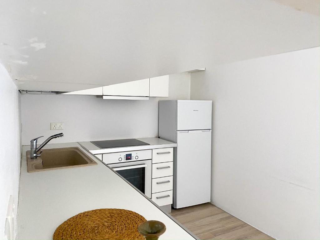 Cuisine ou kitchenette dans l'établissement Summer getaway: Stunning 1 bedroom apartment!