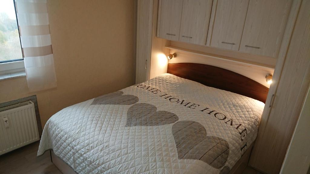 ein Schlafzimmer mit einem Bett mit Herzfunktion in der Unterkunft Traumhafte Meeresblick FeWo in Sierksdorf