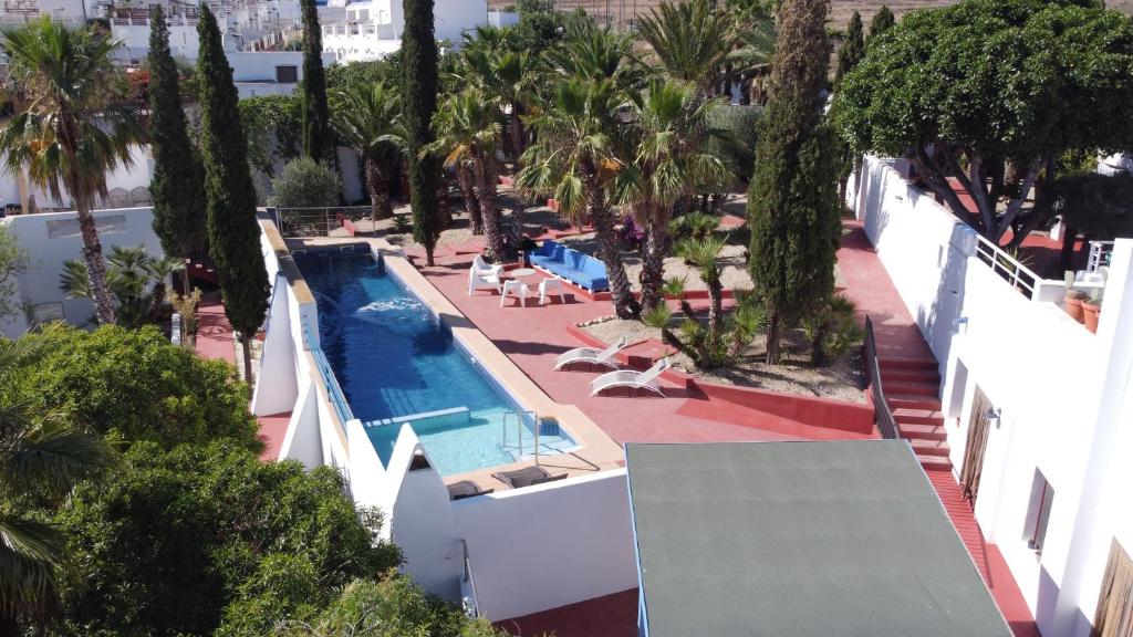 una vista aérea de una piscina del complejo con palmeras en Mdina Casa Rural en Fernán Pérez