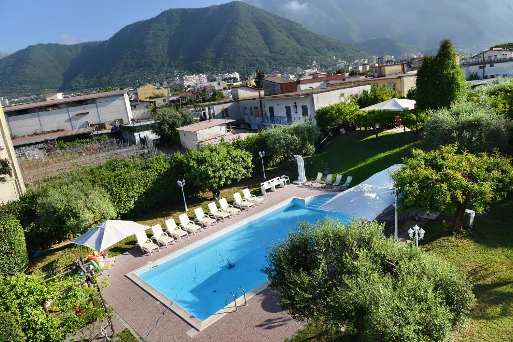 vista aerea di un resort con piscina di B&B Nonna Teresa a Gragnano