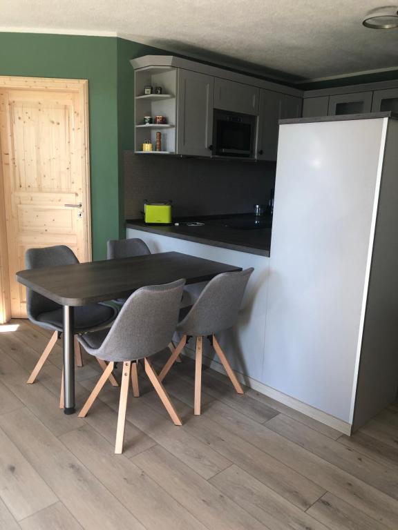 勞沙的住宿－Fewo Kuller，厨房配有桌椅