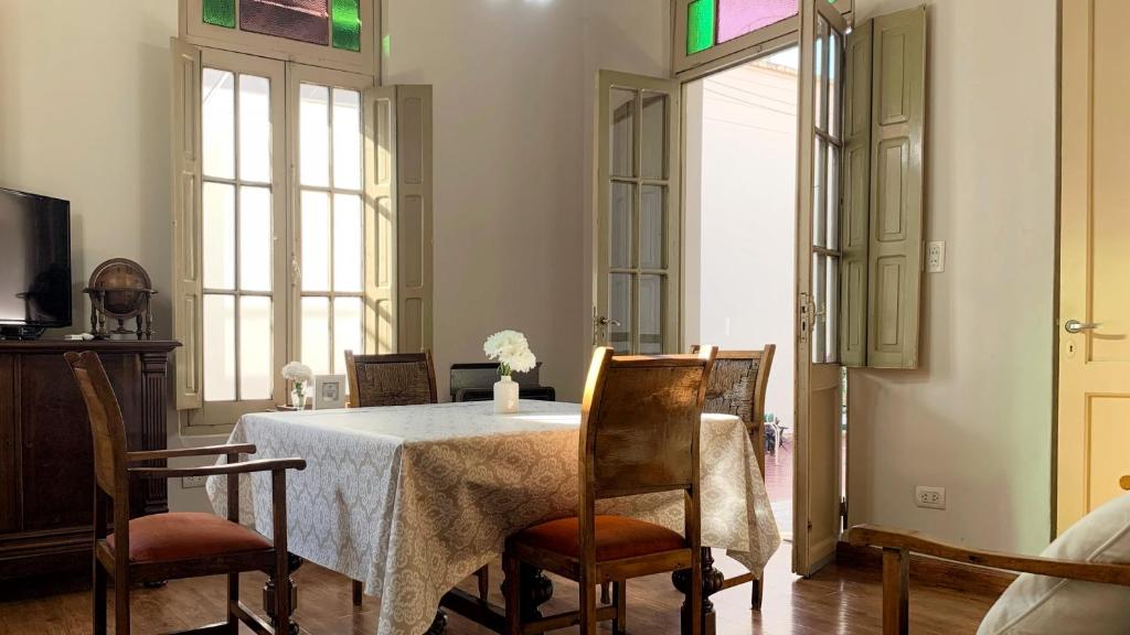 - une salle à manger avec une table et des chaises dans l'établissement Alem Colonial, à Mendoza