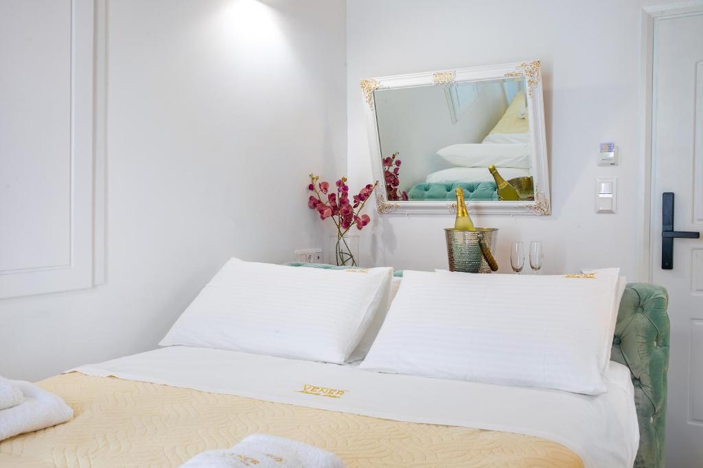 Łóżko lub łóżka w pokoju w obiekcie Vener Luxury Suites