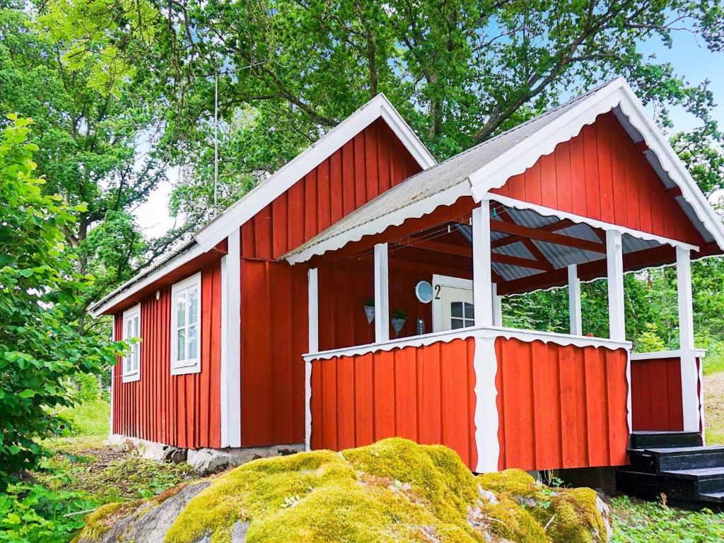 モンステロアスにある2 person holiday home in M NSTER Sの野地の白屋根の赤小屋