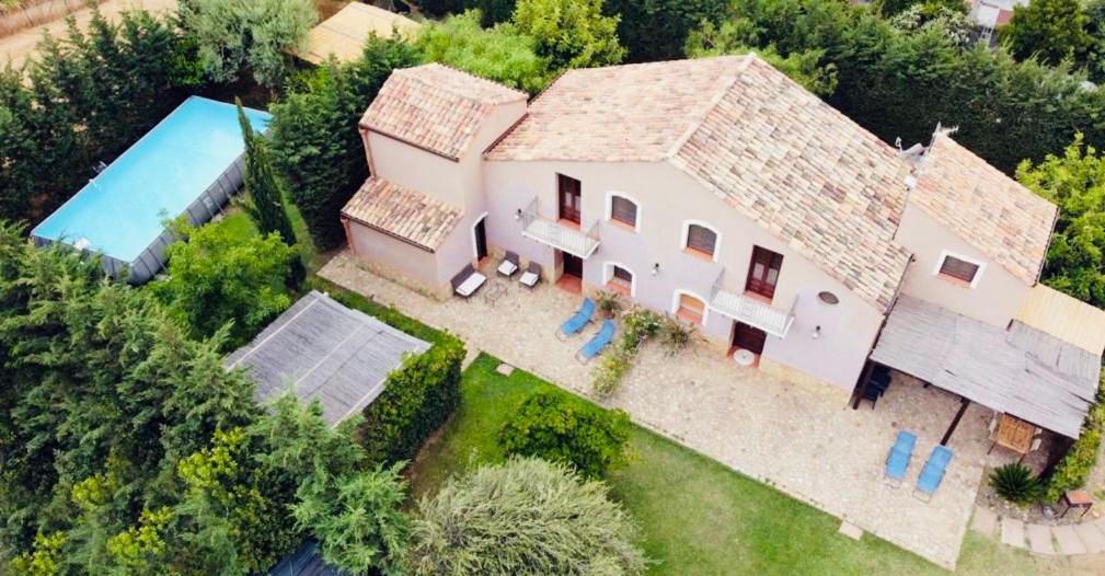 una vista aérea de una casa con piscina en Case Vacanze Casa Romana, en Lascari