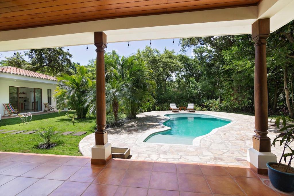 una vista exterior de una piscina en una casa en Zen Casita + Studio en Rivas