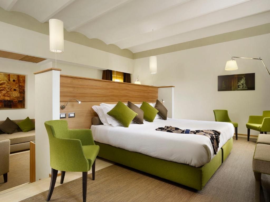 Pokój hotelowy z dużym łóżkiem i kanapą w obiekcie Babuino 181 - Small Luxury Hotels of the World w Rzymie
