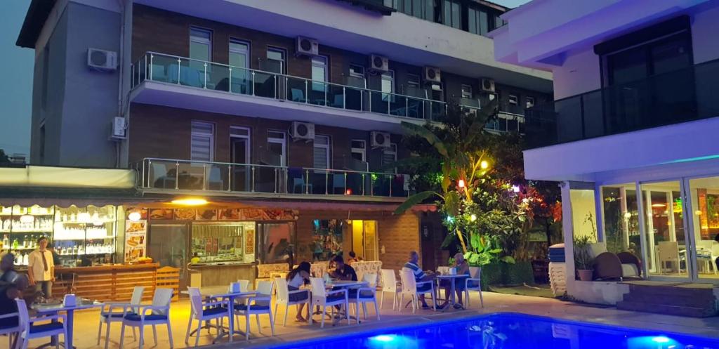 garden alis hotel في فتحية: فندق فيه مسبح امام مبنى