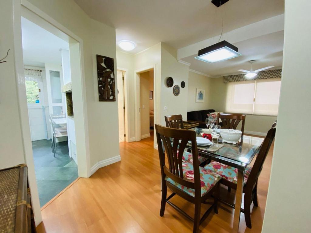 a dining room and kitchen with a table and chairs at MRG - Faça tudo a pé - 1D no Centro de Gramado in Gramado