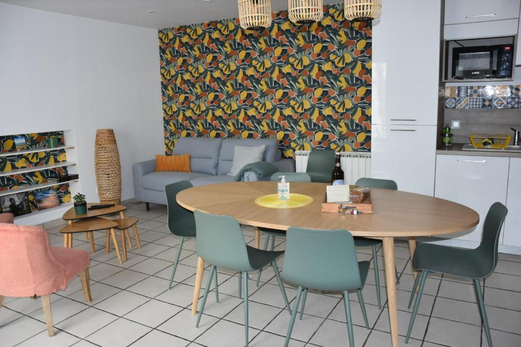 a dining room with a table and chairs at Gîte la bassurelle Classé trois étoiles in Étaples