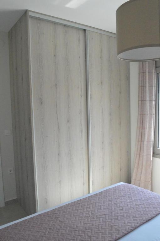 Postel nebo postele na pokoji v ubytování Leonidas House