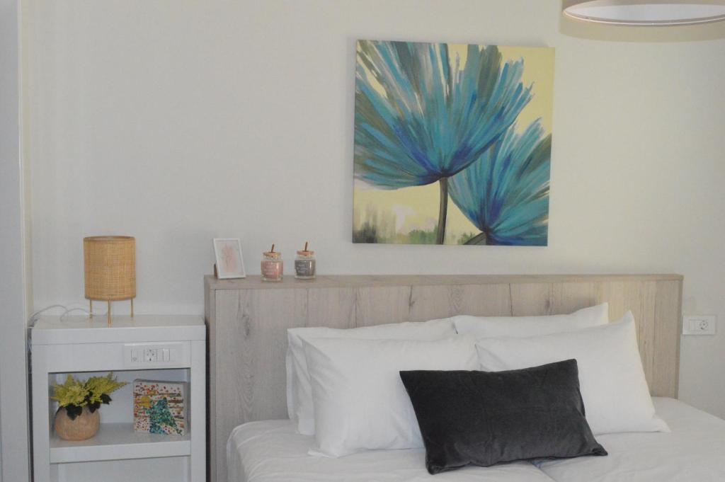 Postel nebo postele na pokoji v ubytování Leonidas House