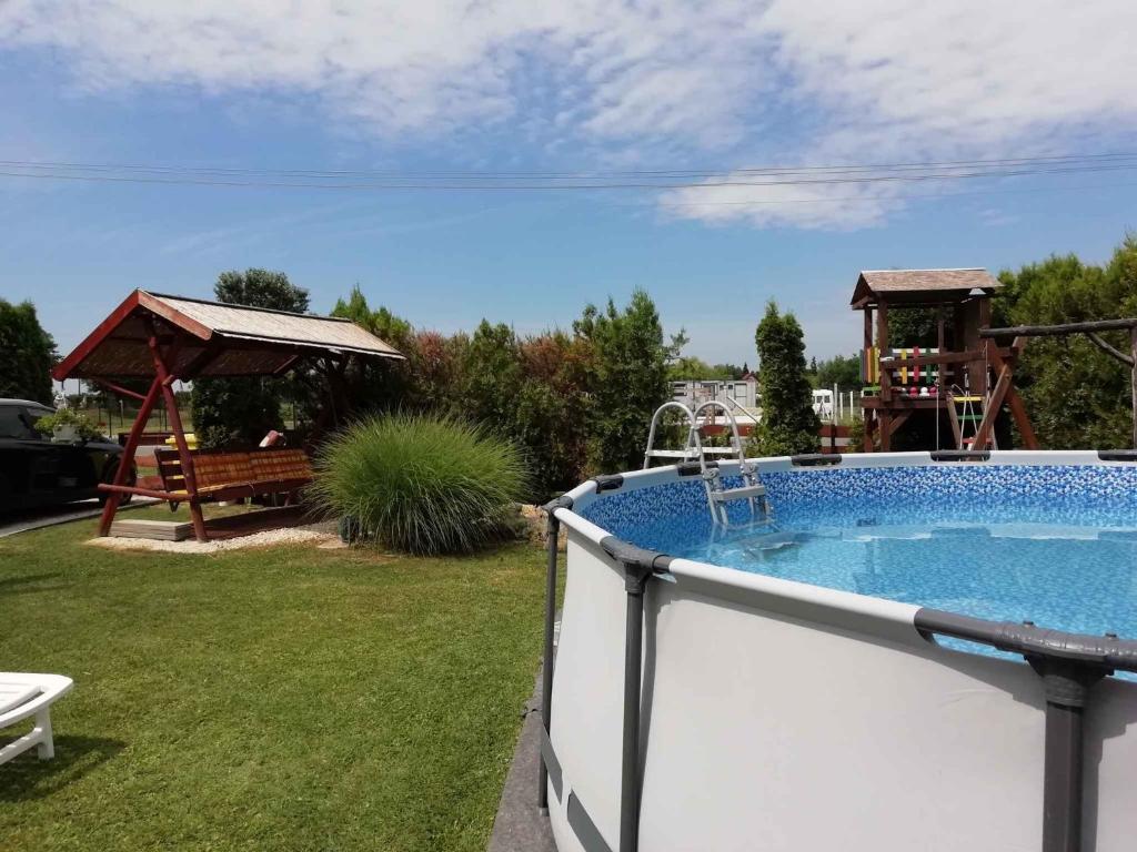 Bazén v ubytovaní Holiday home in Balatonkeresztur 41050 alebo v jeho blízkosti