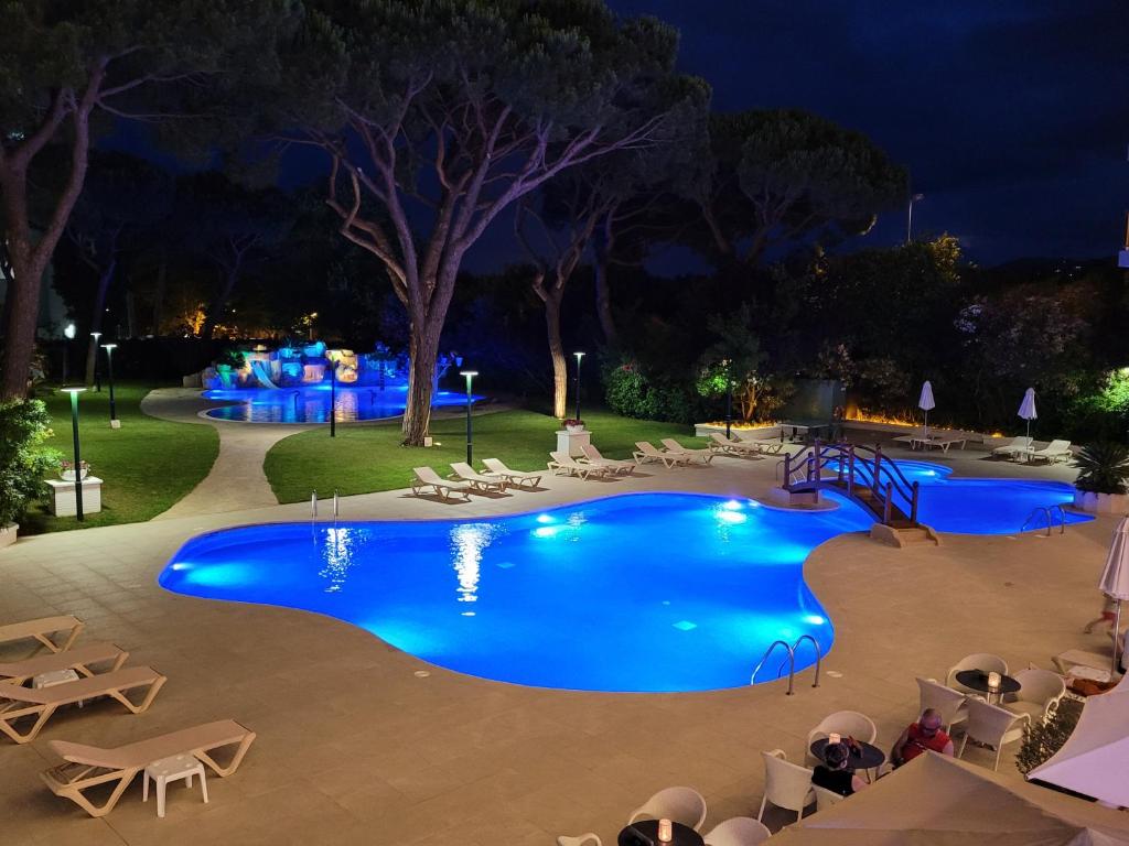 Bazén v ubytovaní Hotel Beverly Park & Spa alebo v jeho blízkosti