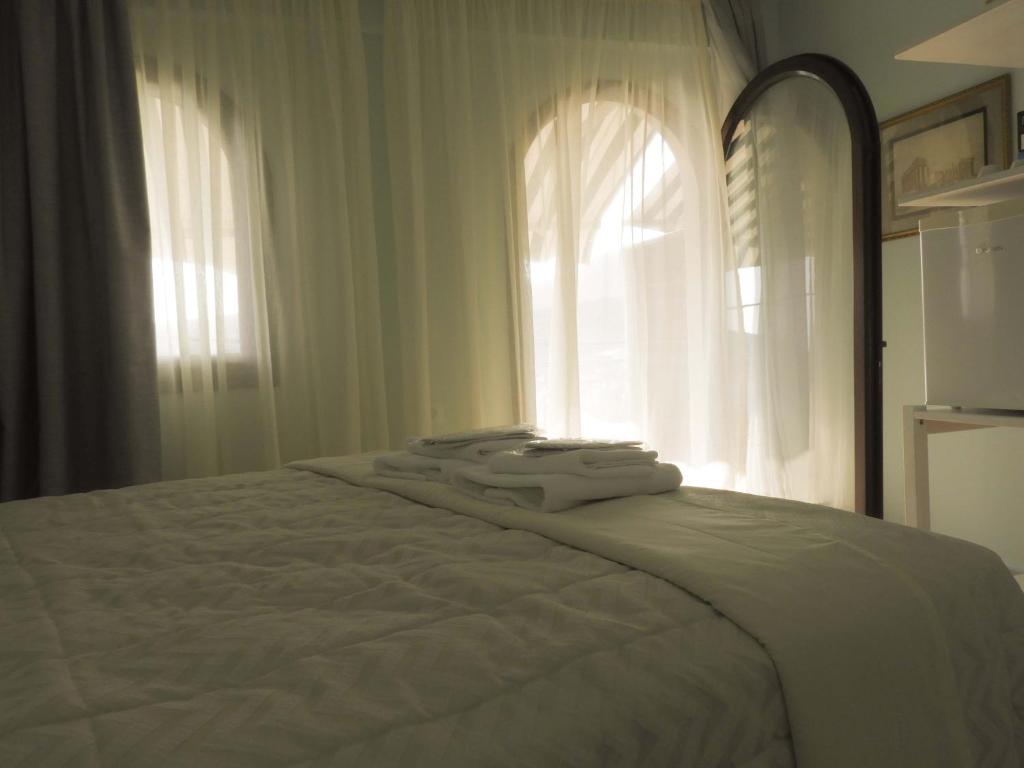 Postel nebo postele na pokoji v ubytování Flisvos sea view rooms