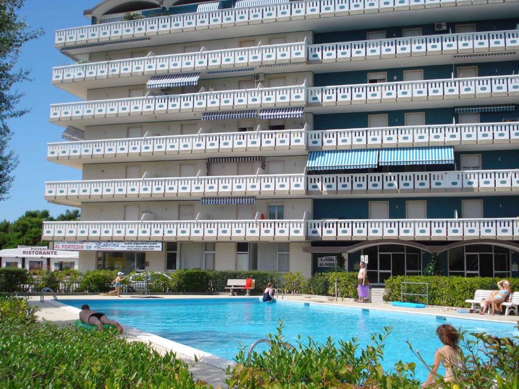 un immeuble avec une piscine devant un immeuble dans l'établissement Apartment in Porto Santa Margherita 40140, à Porto Santa Margherita