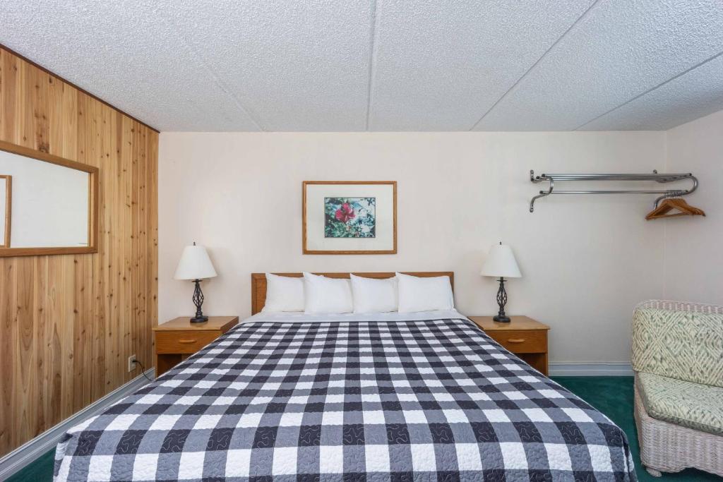 a bedroom with a black and white checkered bed at Steinhatchee River Inn and Marina in Steinhatchee
