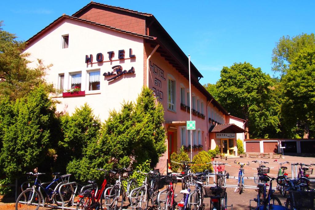 eine Gruppe von Fahrrädern, die vor einem Gebäude geparkt sind in der Unterkunft Hotel am Bad in Tübingen