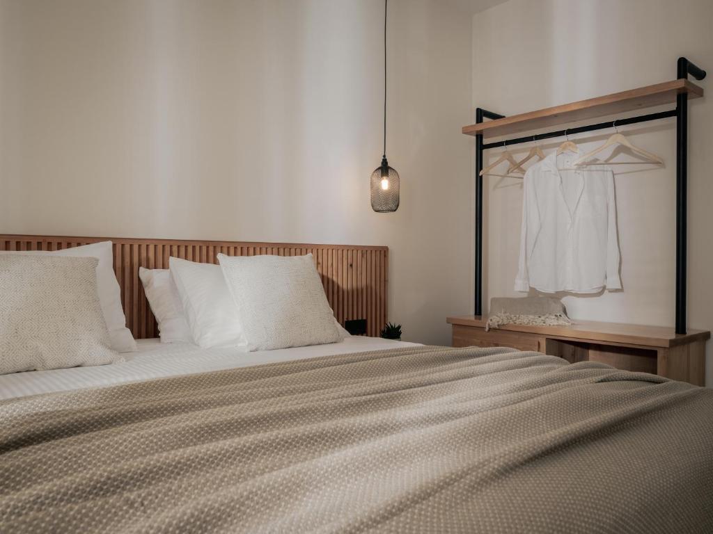 A bed or beds in a room at Alas Suites