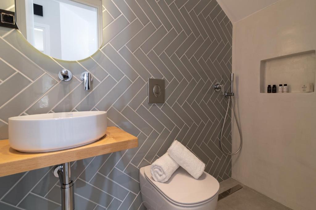 A bathroom at Alas Suites