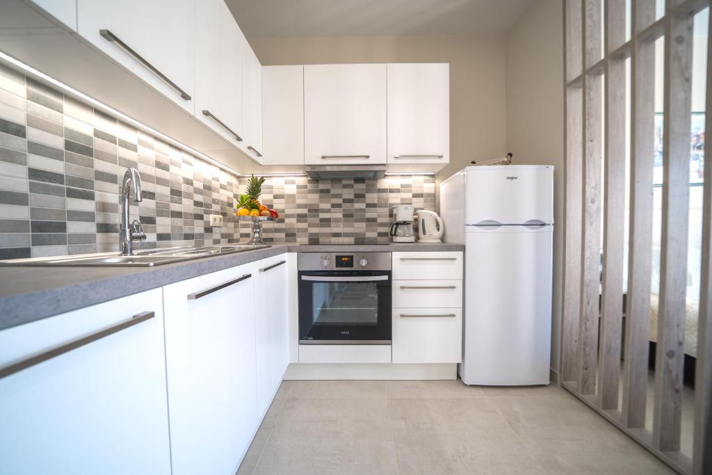 A cozinha ou cozinha compacta de LargaStrada Suites