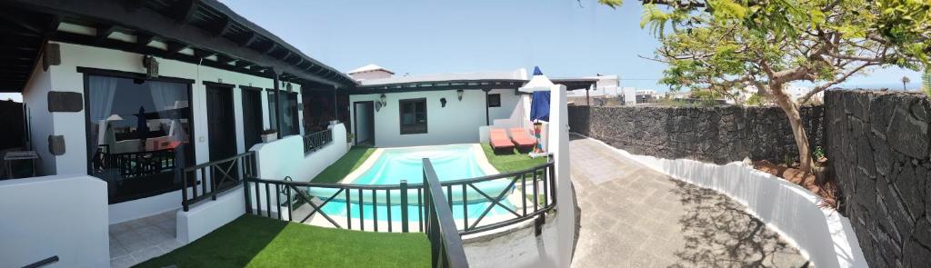 Bazén v ubytování Aptos con piscina El Flamboyán 1 nebo v jeho okolí