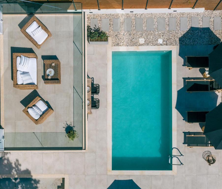 The swimming pool at or close to Alas Suites