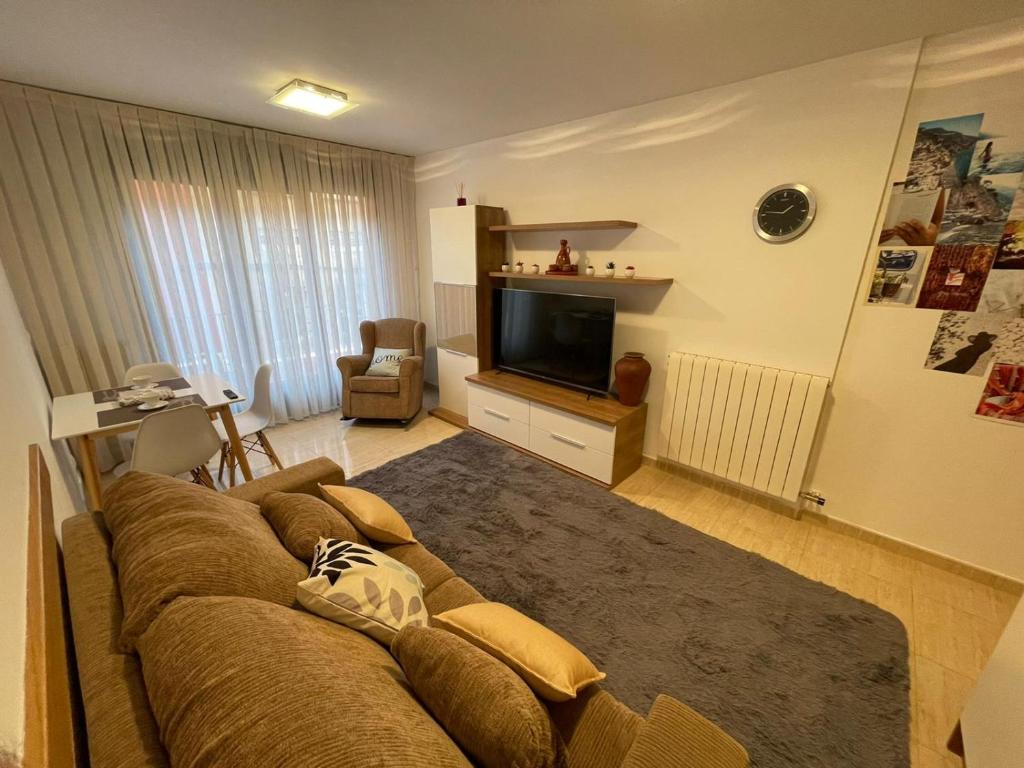 ein Wohnzimmer mit einem Sofa und einem TV in der Unterkunft Laurel centro in Logroño