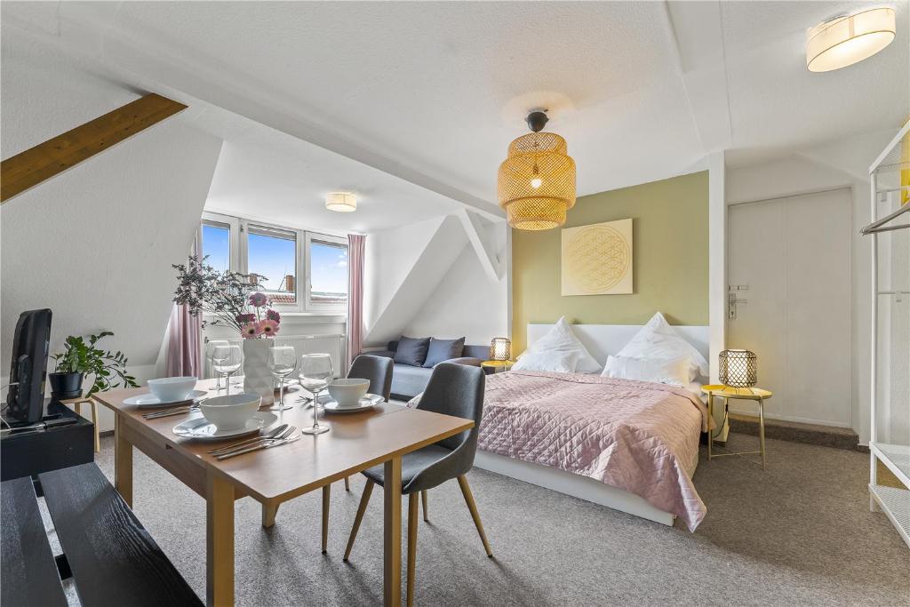 um quarto com uma cama, uma mesa e uma sala de jantar em Holiday 33 Apartments ABCD Alexanderplatz em Berlim