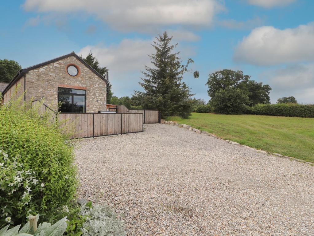 una casa in pietra con recinto e cortile di The Old Workshop a Denbigh