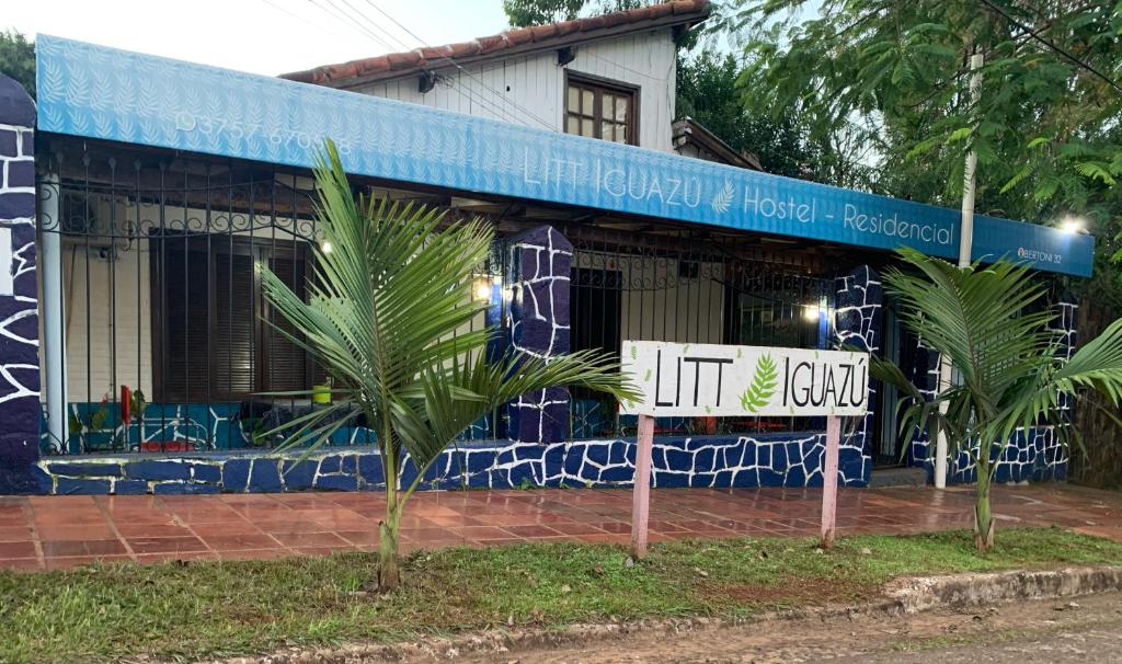Edificio en el que se encuentra el hostal o pensión
