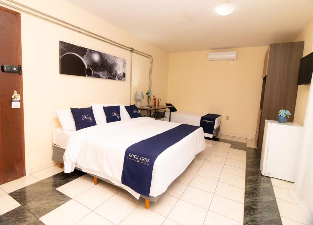 1 dormitorio con 1 cama grande en una habitación en Hotel Cruz Divinópolis en Divinópolis