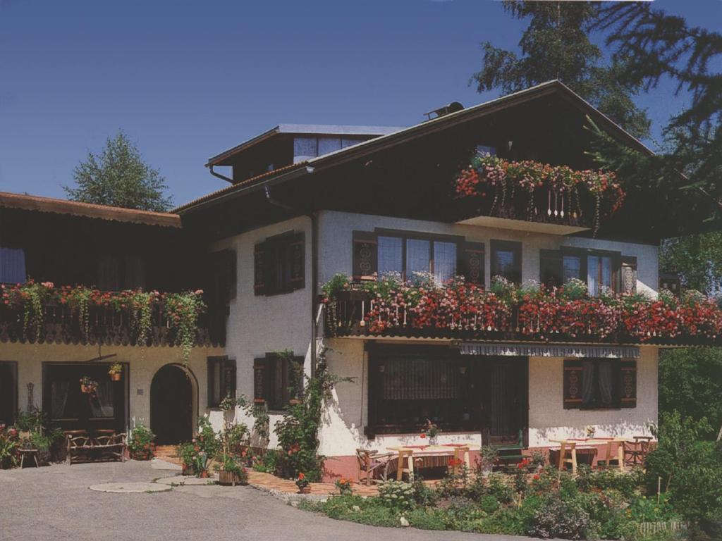 budynek z skrzyniami kwiatowymi na balkonach w obiekcie Gästehaus Schmid & Reitzner w mieście Immenstadt im Allgäu
