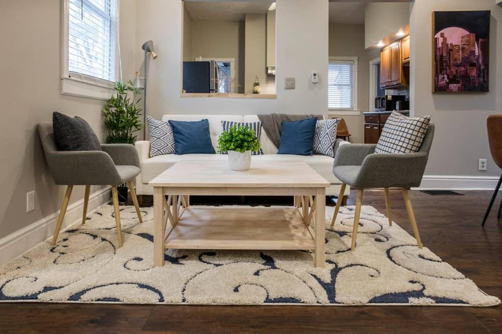 sala de estar con sofá, mesa y sillas en TWO Units, Entire Stylish Home by CozySuites, en Louisville