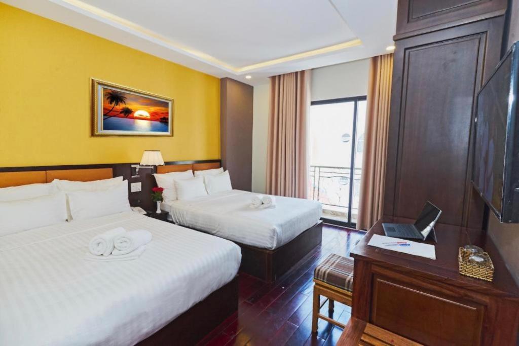 Tempat tidur dalam kamar di Aladin Hotel