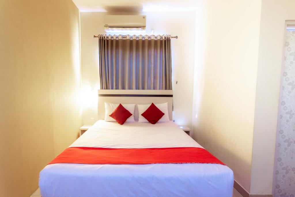 Postel nebo postele na pokoji v ubytování Pratisarawirya Guesthouse by ecommerceloka