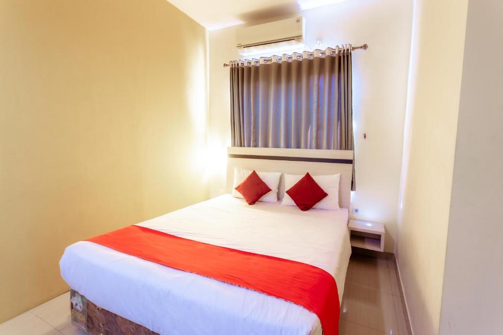 Postel nebo postele na pokoji v ubytování Pratisarawirya Guesthouse by ecommerceloka