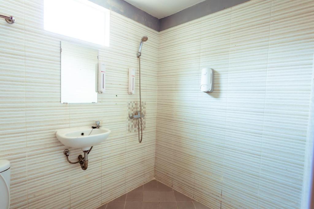 Koupelna v ubytování Pratisarawirya Guesthouse by ecommerceloka