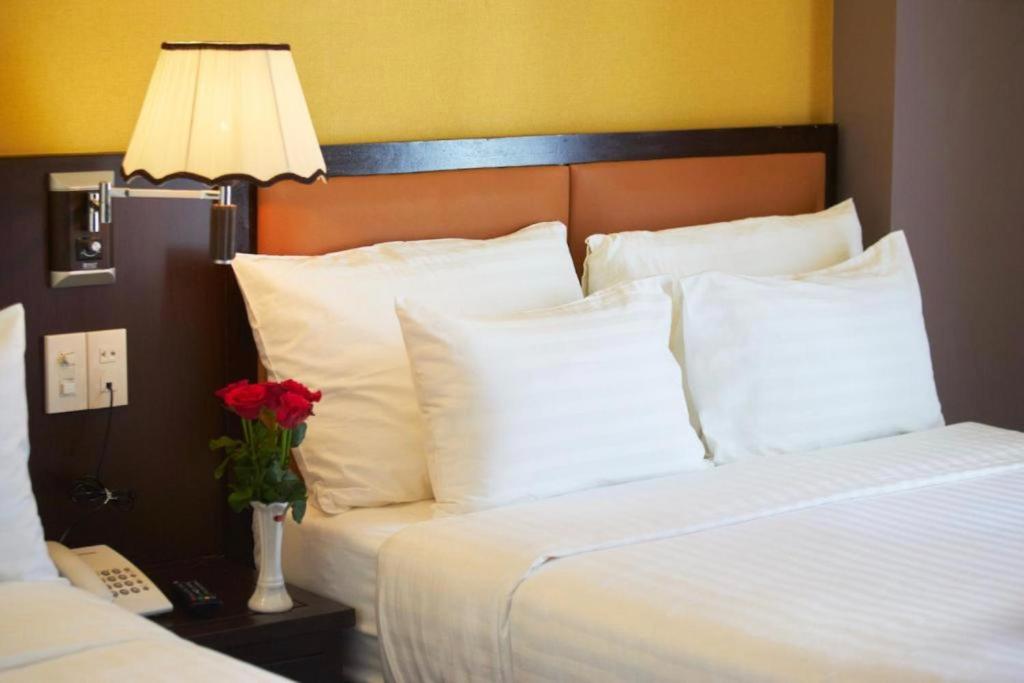 Giường trong phòng chung tại Aladin Hotel