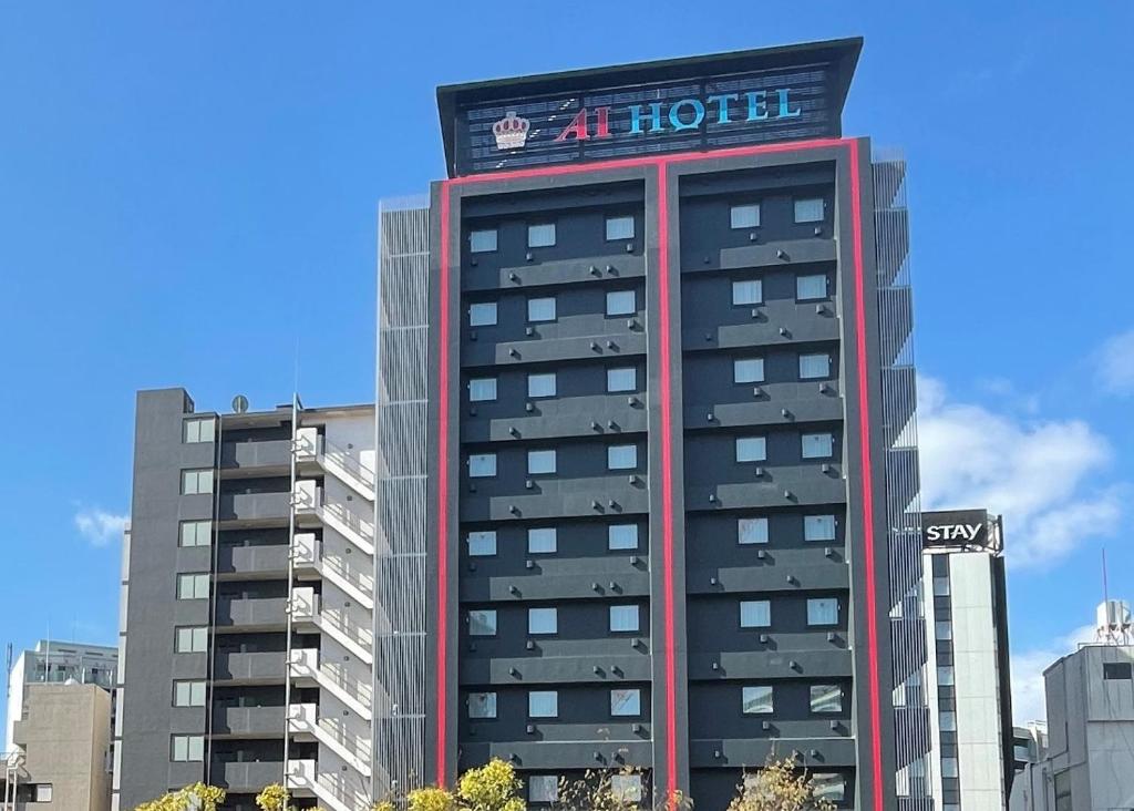 Ai Hotel Keikyu Kamata-ekimae في طوكيو: مبنى طويل مع علامة في المنزل