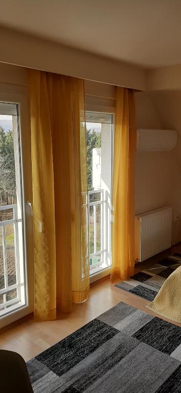 Posteľ alebo postele v izbe v ubytovaní NAPKŐ APARTMAN