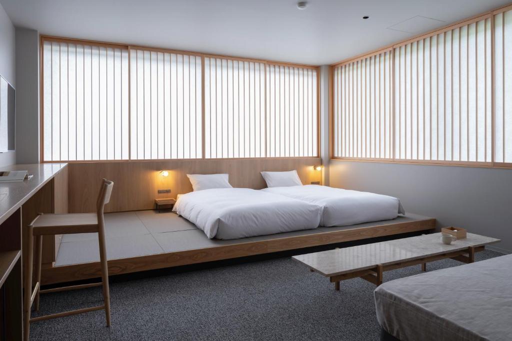 Postel nebo postele na pokoji v ubytování MIROKU NARA by THE SHARE HOTELS
