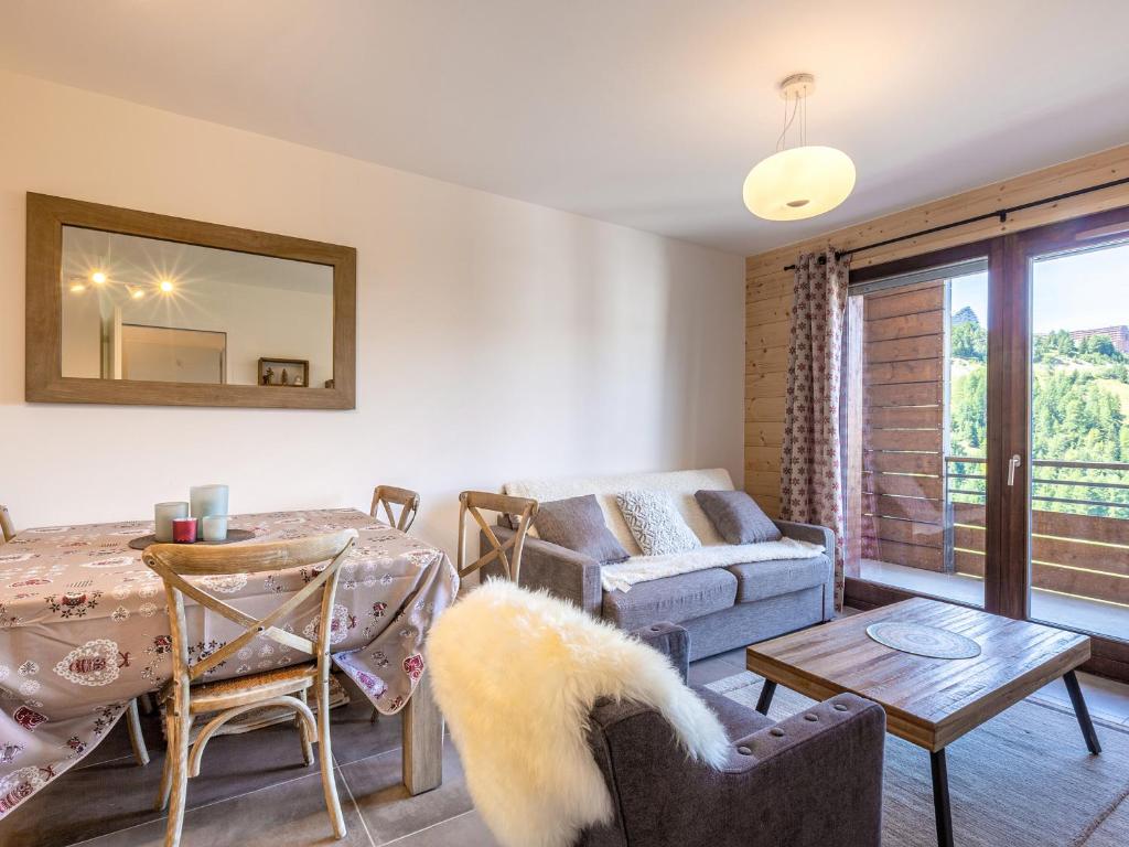 een woonkamer met een bank en een tafel bij Appartement La Plagne-Tarentaise, 2 pièces, 4 personnes - FR-1-351-101 in Aime La Plagne