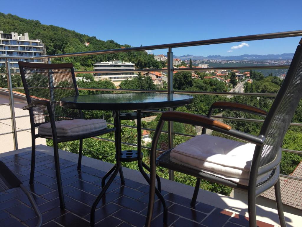 uma mesa e cadeiras numa varanda com vista em Vacation Home Lucija em Slatina