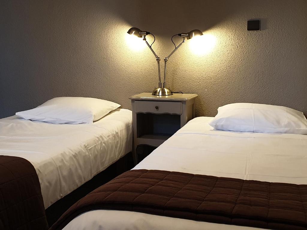 Cama ou camas em um quarto em Le Relais Des Dix Crus - Logis H&ocirc;tel B&amp;B
