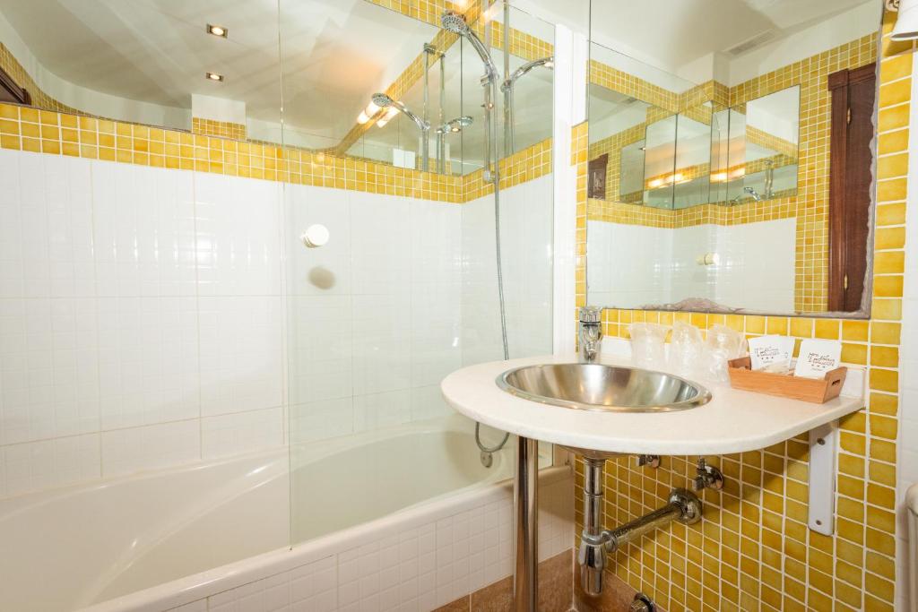 A bathroom at Hotel Castillo de Gauzón
