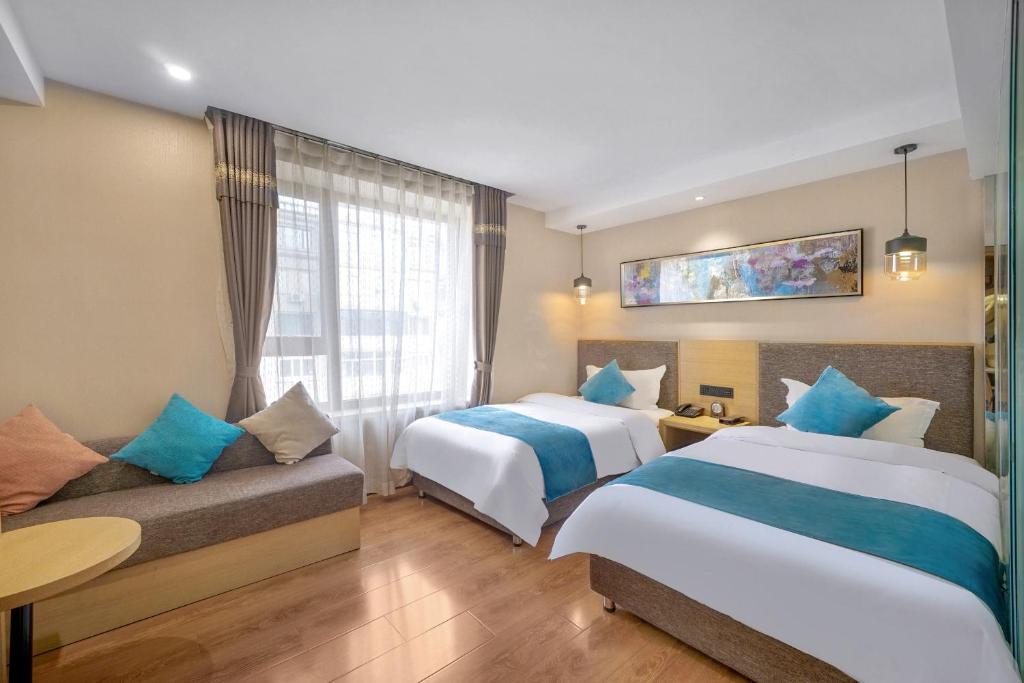 Säng eller sängar i ett rum på Harbin Joy Boutique Hotel
